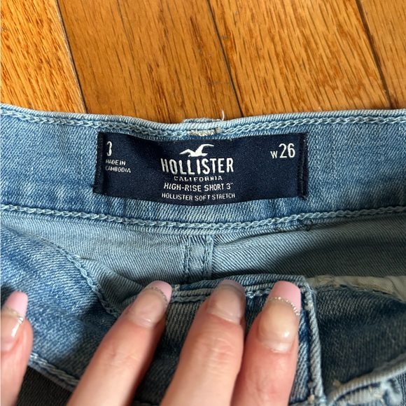 Hollister Hi-rise Jean Shorta - Picture 2 of 3